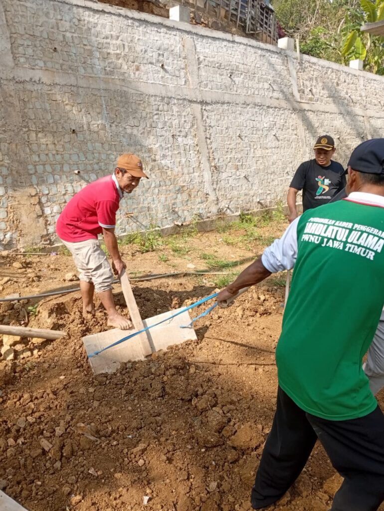 MWC NU Ngrayun Gelar Gotong Royong Uruk Gorong-Gorong di Lokasi Pembangunan Gedung Terpadu whatsapp image 2025 10 19 at 16.13.01 e493e29a