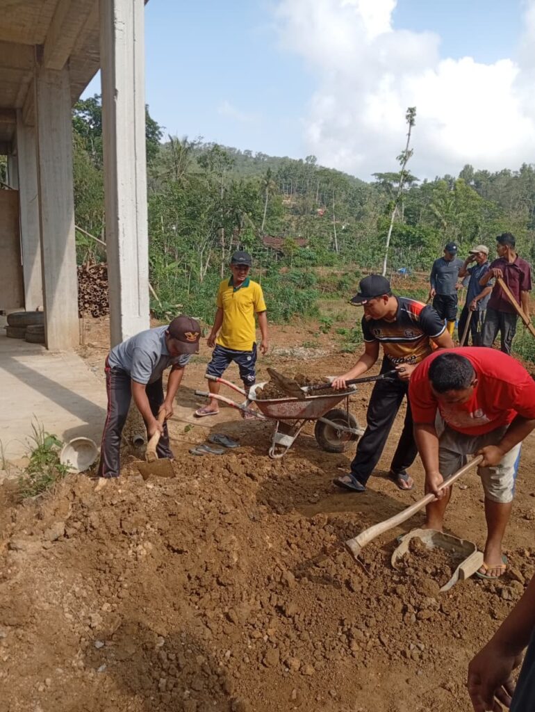 MWC NU Ngrayun Gelar Gotong Royong Uruk Gorong-Gorong di Lokasi Pembangunan Gedung Terpadu whatsapp image 2025 10 19 at 16.13.03 0f18e425