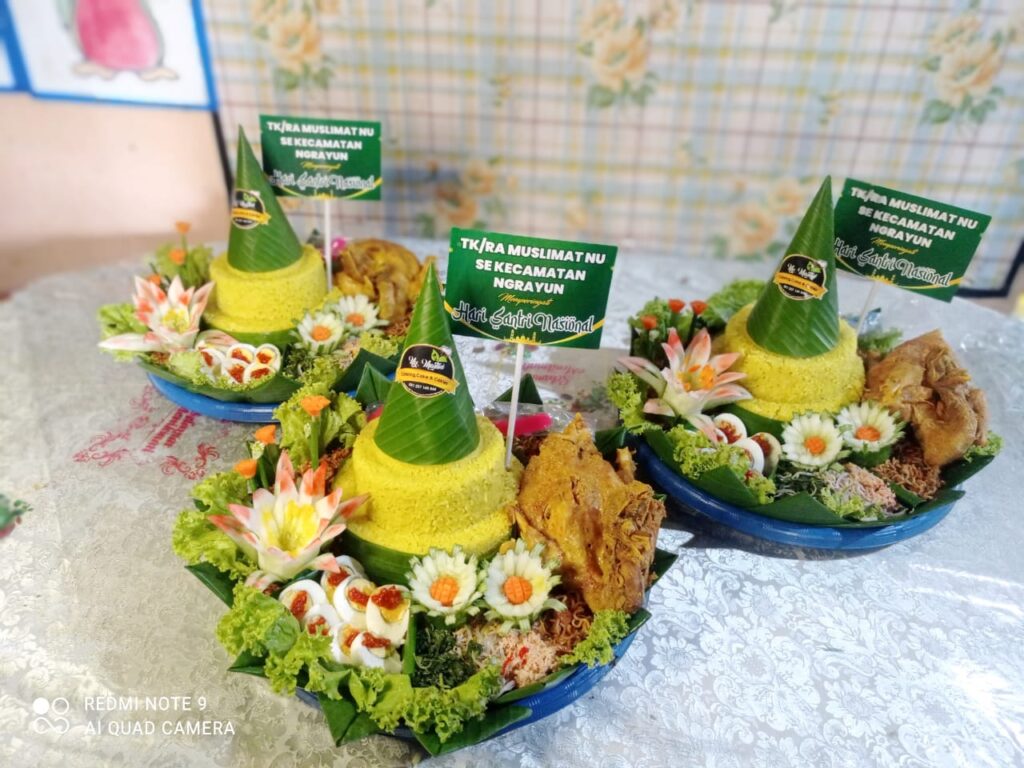 Tumpeng Santri di Ngrayun: Simbol Kebersamaan dan Syukur dalam Serasehan Hari Santri 2025 whatsapp image 2025 10 24 at 15.27.16 b9cb868f